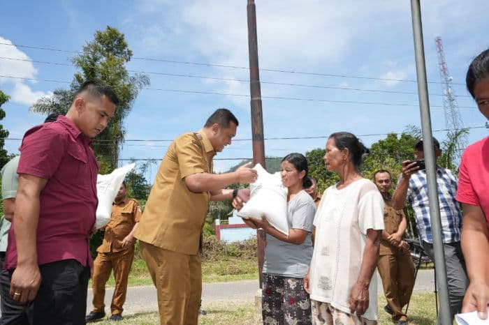 pemkab_toba_salurkan_741_ton_beras_bantuan_bapanas_untuk_24713_kk