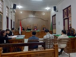 sidang_vonis_tiga_terdakwa_korupsi_smartboard_disdik_langkat_ditunda_hingga_24_september