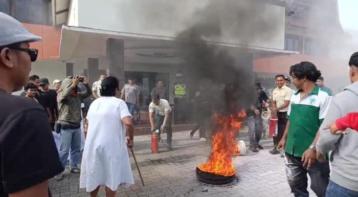 tanggapi_demo_bakar_ban_di_parapat_warga_minta_kawasan_wisata_tak_diganggu