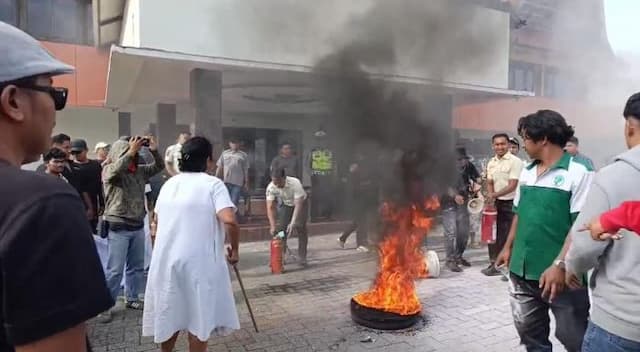 tanggapi_demo_bakar_ban_di_parapat_warga_minta_kawasan_wisata_tak_diganggu