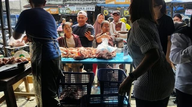 tekan_inflasi_pd_pasar_horas_jaya_siantar_buka_offtaker_ayam_ras_rp40_ribu_per_kg_