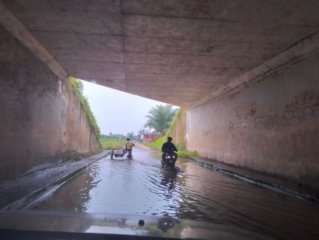 jalan_kolong_tol_lubuk_pakamtanjung_morawa_di_deli_serdang_banjir_setiap_hari_rawan_begal