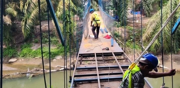 jembatan_gantung_di_desa_gunung_barita_masuk_tahap_perbaikan
