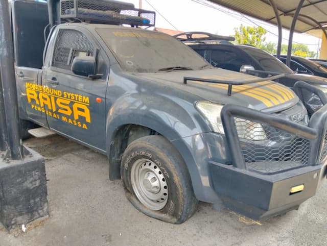 mobil_pengurai_massa_polresta_deli_serdang_jadi_sorotan_ban_kempes_dan_dipenuhi_sarang_labalaba