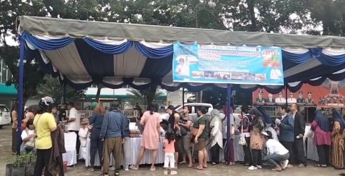ratusan_warga_pematangsiantar_serbu_pasar_murah_beras_sphp_dijual_rp58000_per_5_kg