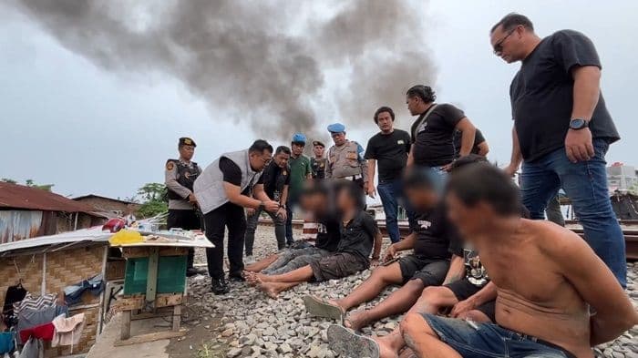 tak_jera_sarang_narkoba_bantaran_rel_tembung_digerebek_lagi_6_orang_diamankan_