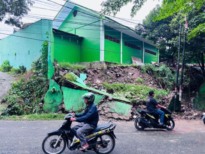tembok_penahan_man_pematangsiantar_longsor_12_meter_tutupi_sebagian_jalan