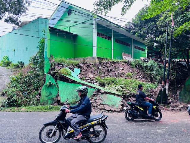 tembok_penahan_man_pematangsiantar_longsor_12_meter_tutupi_sebagian_jalan