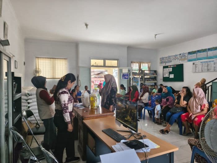 bulog_siantar_salurkan_bantuan_pangan_untuk_133937_penerima