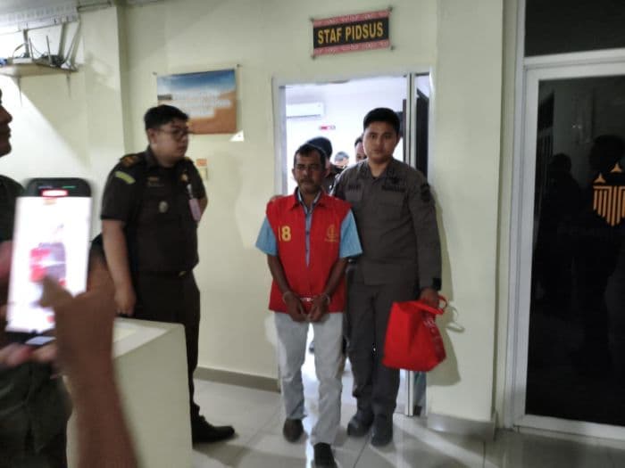 kades_meranti_barat_tersangka_korupsi_dana_desa_ditahan_di_rutan_balige