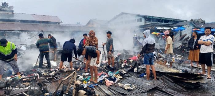 pedagang_korban_kebakaran_pusat_pasar_sidikalang_nekat_bersihkan_lapak_jualannya