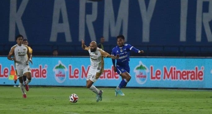 penalti_andrew_jung_antar_persib_taklukkan_dewa_united_10_di_kandang_sendiri_
