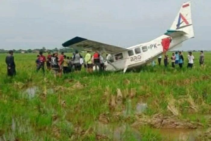 pesawat_cessna_jatuh_di_karawang_lima_awak_selamat_ini_fakta_sementara_di_lokasi