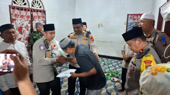 polres_langkat_sambangi_rumah_korban_kecelakaan_lalu_lintas