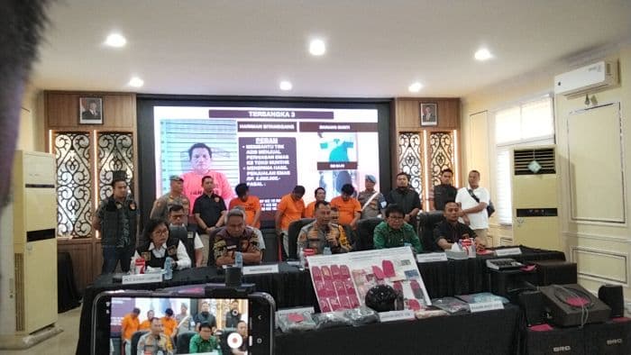 polrestabes_medan_ungkap_kasus_pembakaran_rumah_hakim_khamozaro_waruwu_empat_tersangka_ditangkap