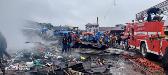 pusat_pasar_sidikalang_terbakar_puluhan_kios_hangus