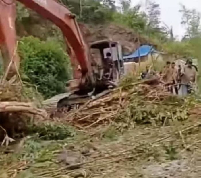 tebing_longsor_jalan_lintas_langkat_menuju_karo_macet_total