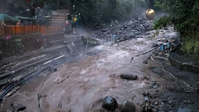 bnpb_ungkap_dampak_banjir_bandang_di_wisata_guci_tegal_kolam_air_panas_rusak