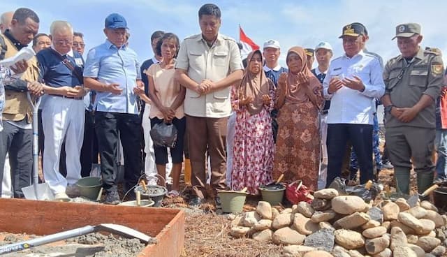 edo_kondologit_nyanyikan_di_bawah_tiang_bendera_untuk_pengungsi_tapteng_dan_sibolga