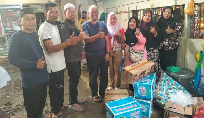 jemaah_masjid_pandan_sari_salurkan_bantuan_untuk_korban_banjir_di_tapsel_