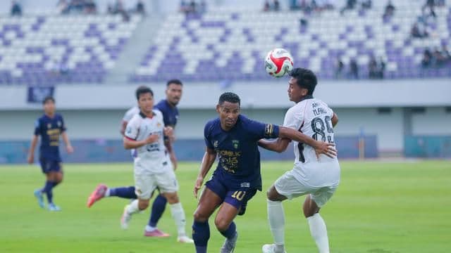 malut_united_kejutkan_psm_di_makassar_persita_pesta_gol_lawan_persik