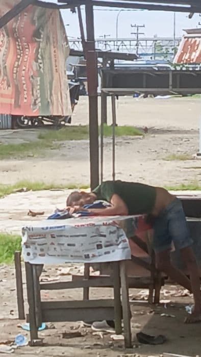 pria_paruh_baya_ditemukan_meninggal_duduk_di_bekas_warung_kawasan_belawan