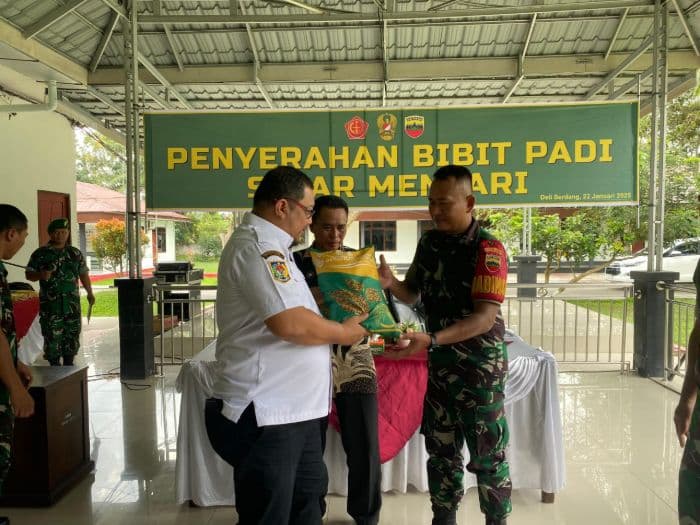 dukung_ketapang_kodim_deli_serdang_serahkan_bibit_padi_dan_pupuk_cair_ke_koptan