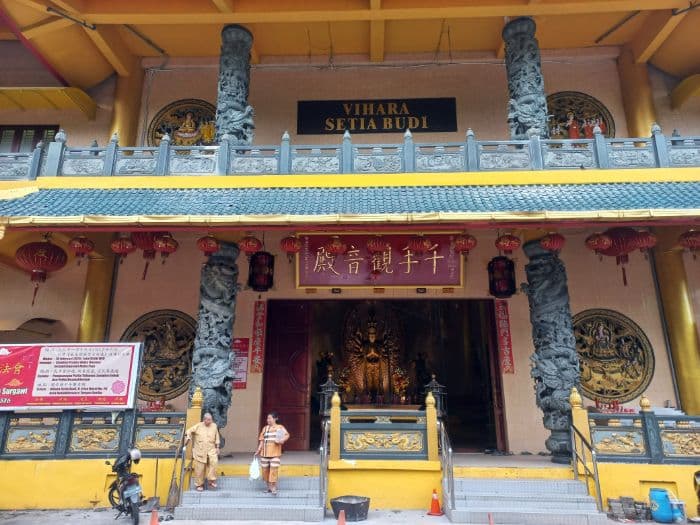 menyambut_perayaan_imlek_vihara_setia_budi_pasang_ratusan_lampion