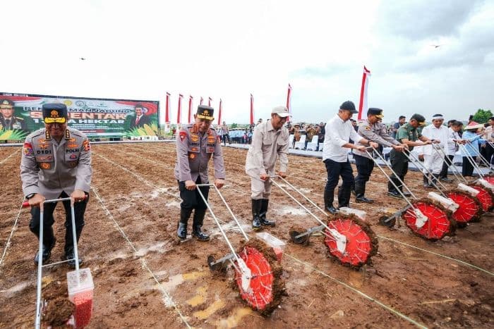 polri_dukung_swasembada_pangan_tanam_jagung_sejuta_hektar_setahun