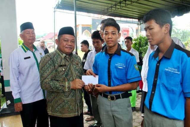 70_siswa_terima_bantuan_pendidikan_dari_baznas_labuhanbatu