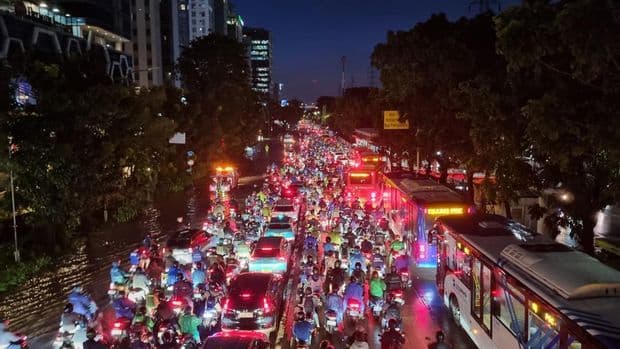 banjir_malam_ini_picu_kemacetan_di_jalan_di_panjaitan_mampang_dan_daan_mogot