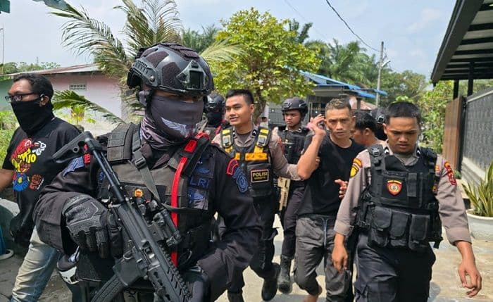 bnn_dan_brimob_polda_sumut_gerebek_sarang_narkoba_di_percut_sei_tuan_16_diamankan