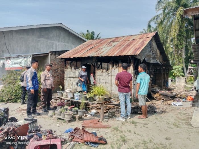 ditinggal_pemiliknya_rumah_semi_permanen_di_sergai_terbakar