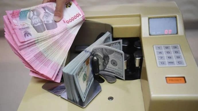 dolar_as_melemah_rupiah_masih_bertahan_di_kisaran_rp16900