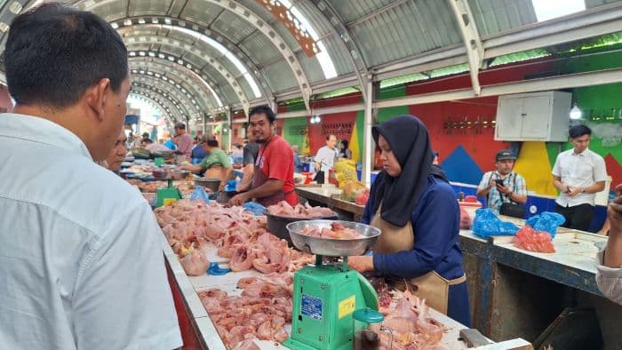 harga_ayam_ras_dan_telur_merangkak_naik_di_pasar_medan_daging_sapi_stabil