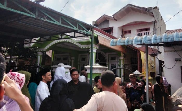 jeritan_keluarga_korban_kecelakaan_kereta_api_di_tebing_tinggi_kenapa_harus_sekaligus
