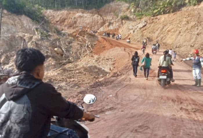 meski_ekstrem_jalan_nasional_sibolgatarutung_melalui_batu_lubang_sudah_bisa_dilintasi