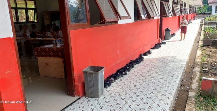 rehabilitasi_ruang_kelas_sd_negeri_030367_simungun_belum_rampung_murid_terpaksa_lepas_sepatu_