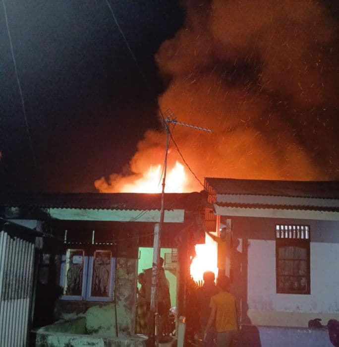 rumah_warga_di_jalan_selebes_belawan_terbakar