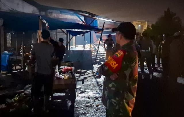 satpol_pp_medan_tertibkan_pkl_di_pasar_simpang_limun_untuk_lancarkan_lalu_lintas