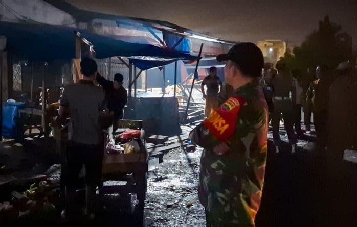 satpol_pp_medan_tertibkan_pkl_di_pasar_simpang_limun_untuk_lancarkan_lalu_lintas