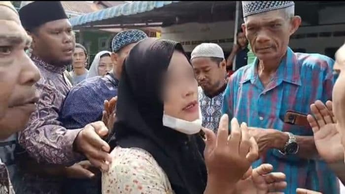 seorang_wanita_kepergok_mencuri_uang_duka_di_deli_tua