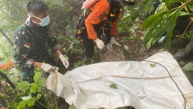 tiga_dari_10_orang_dalam_pesawat_yang_jatuh_di_gunung_bulusaraung_ditemukan_tewas