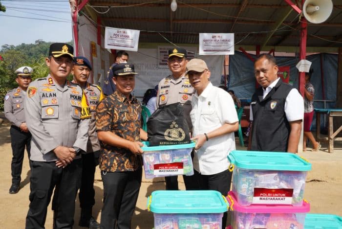 tinjau_lokasi_pengungsian_di_tapteng_tim_itwasum_polri_berikan_bantuan_