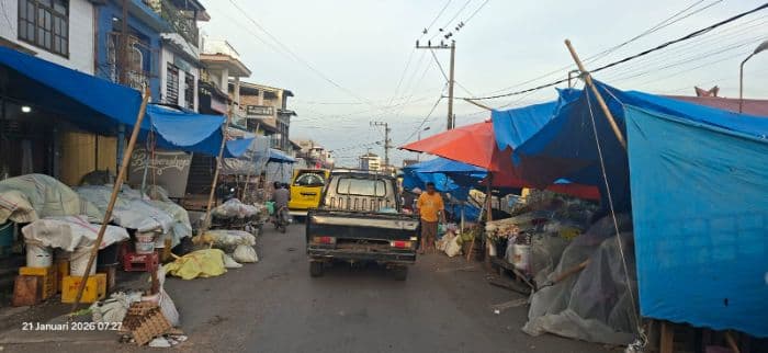 trotoar_dan_badan_jalan_pasar_sidikalang_dipadati_pkl_dishub_dairi_janji_penertiban