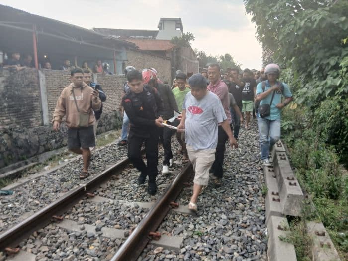 wanita_muda_ditabrak_kereta_api_di_pematangsiantar_alami_luka_berat
