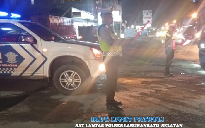 cegah_kejahatan_jalanan_di_labusel_polisi_nyalakan_lampu_rotator_biru