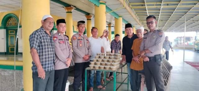 berkah_ramadan_polres_tanjung_balai_bagikan_ratusan_cup_takjil_ke_sejumlah_masjid