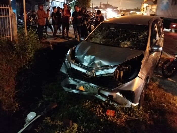 diduga_tabrak_lari_pengendara_mobil_dihajar_massa_di_tanjung_morawa