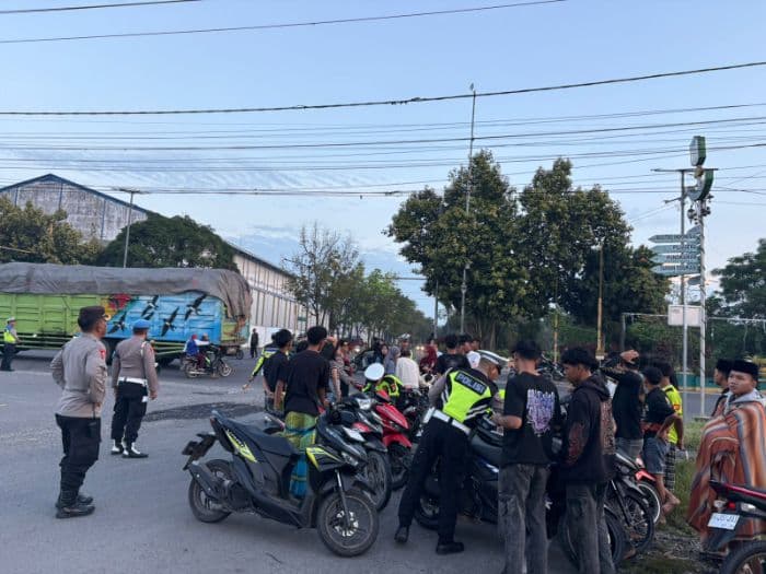 polisi_tindak_balap_liar_usai_subuh_di_binjai_21_motor_disita